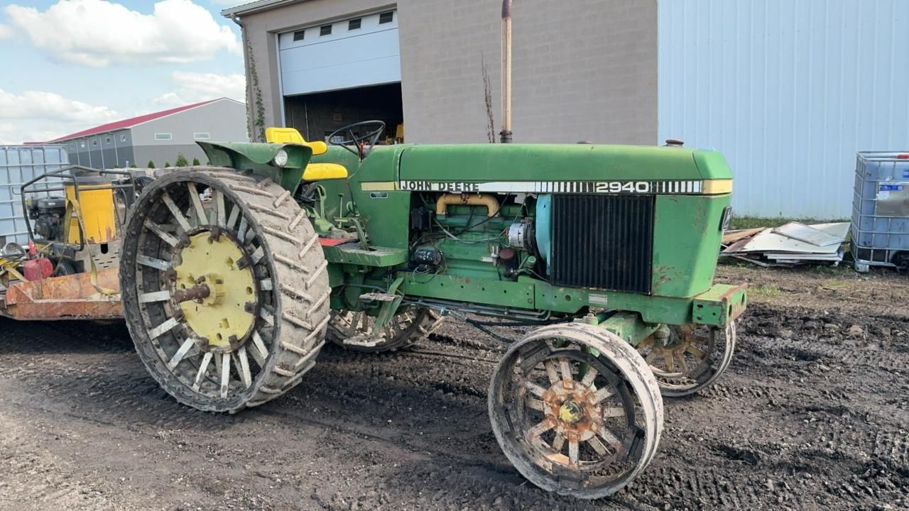 John Deere 2940 Equipment Image0