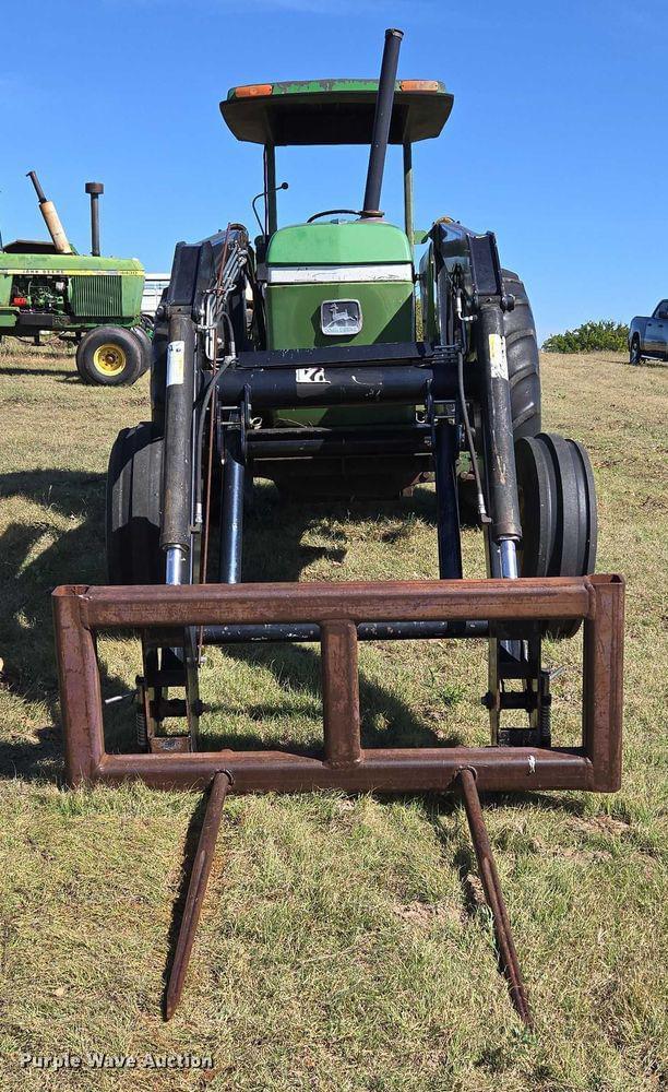 Image of John Deere 2940 equipment image 1