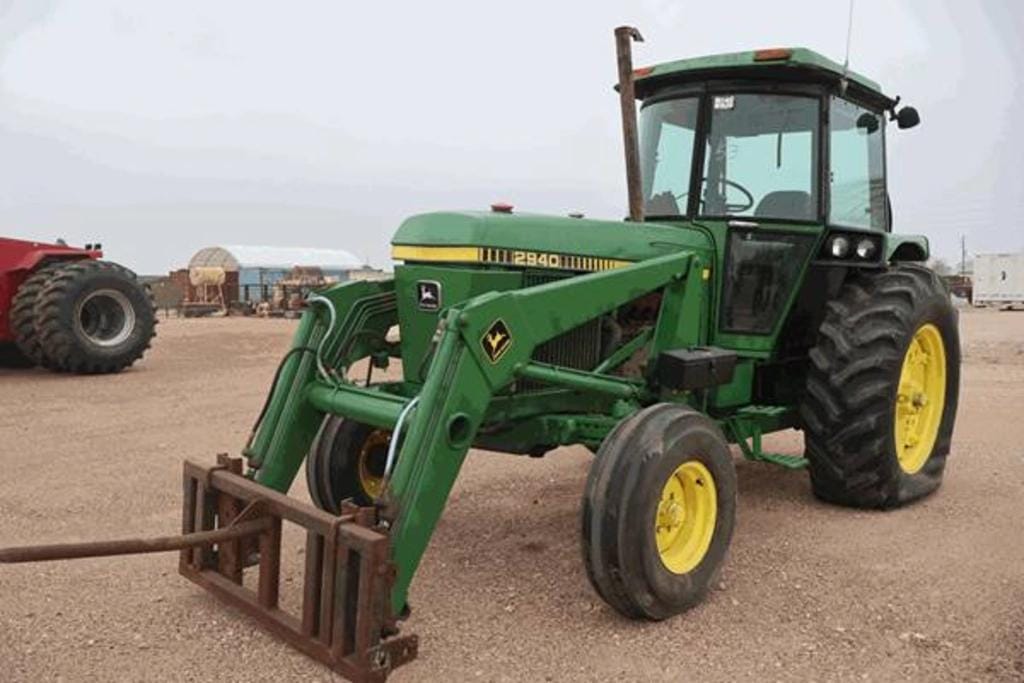 John Deere 2940 Equipment Image0
