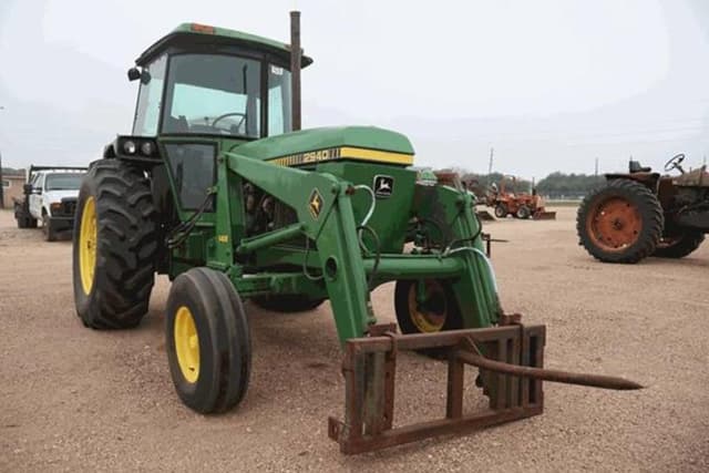 Image of John Deere 2940 equipment image 1