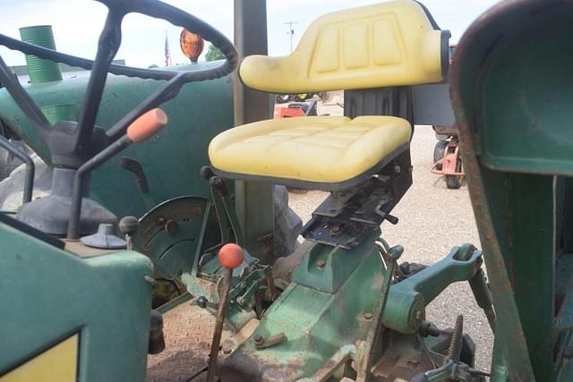 Image of John Deere 2940 equipment image 4