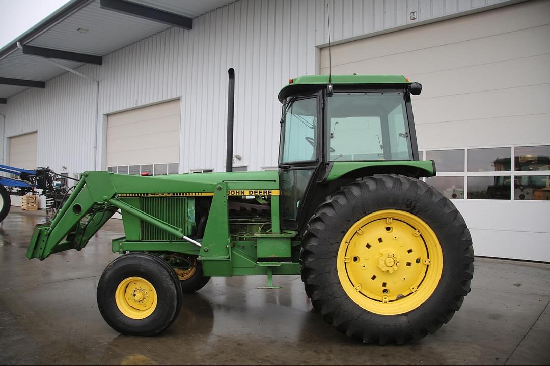 Image of John Deere 2950 Primary image