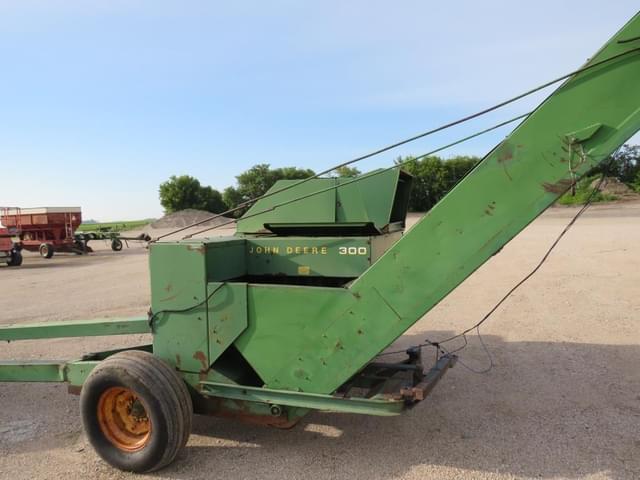 Image of John Deere 300 equipment image 3