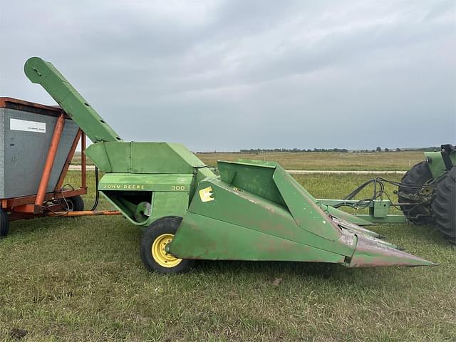 Image of John Deere 300 equipment image 3