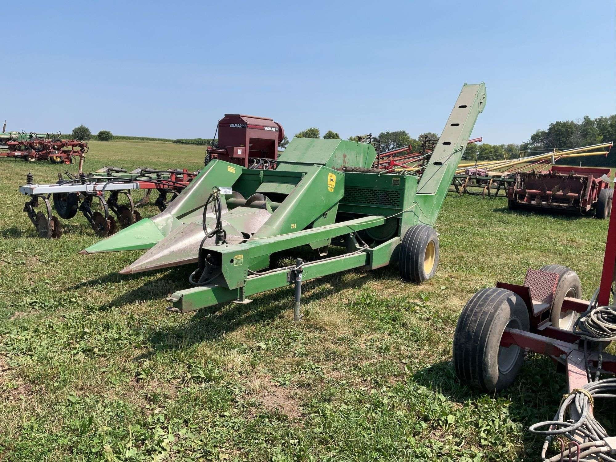 John Deere 300 Equipment Image0
