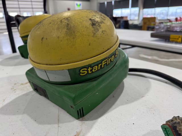 Image of John Deere StarFire 3000 equipment image 3