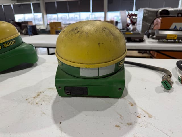 Image of John Deere StarFire 3000 equipment image 2