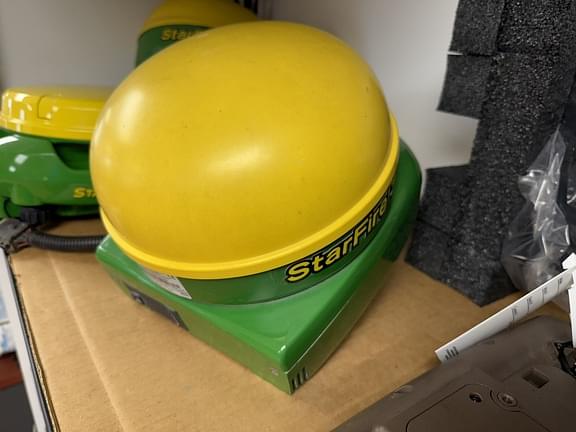 Image of John Deere StarFire 3000 equipment image 3