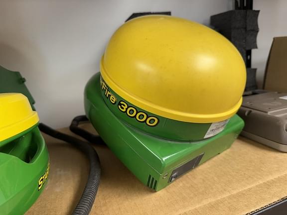 Image of John Deere StarFire 3000 equipment image 2