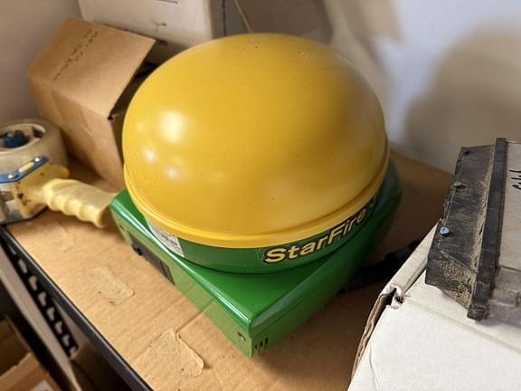 Image of John Deere StarFire 3000 equipment image 3