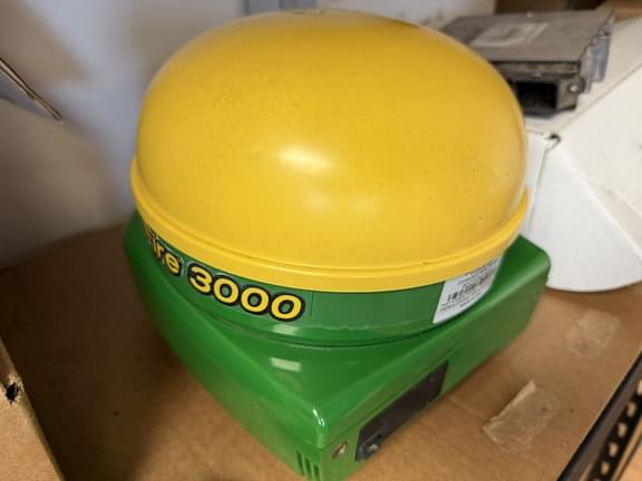 Image of John Deere StarFire 3000 equipment image 2