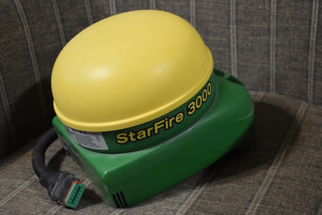 Image of John Deere StarFire 3000 equipment image 2