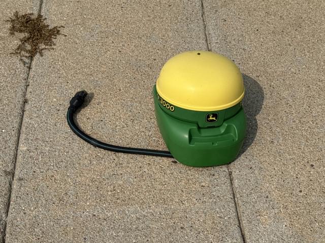 Image of John Deere StarFire 3000 equipment image 1