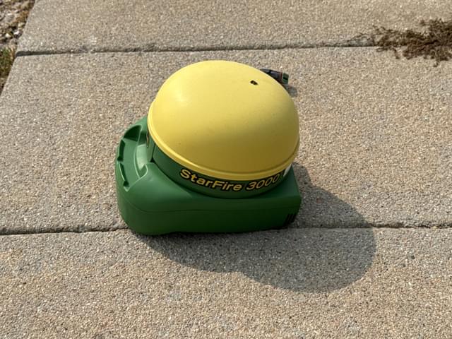 Image of John Deere StarFire 3000 equipment image 2