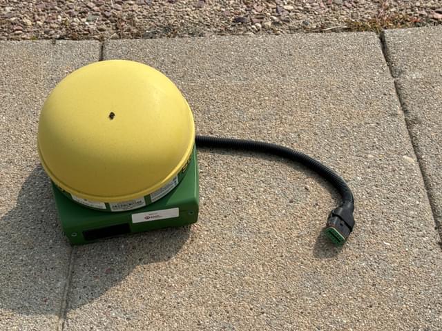 Image of John Deere StarFire 3000 equipment image 3