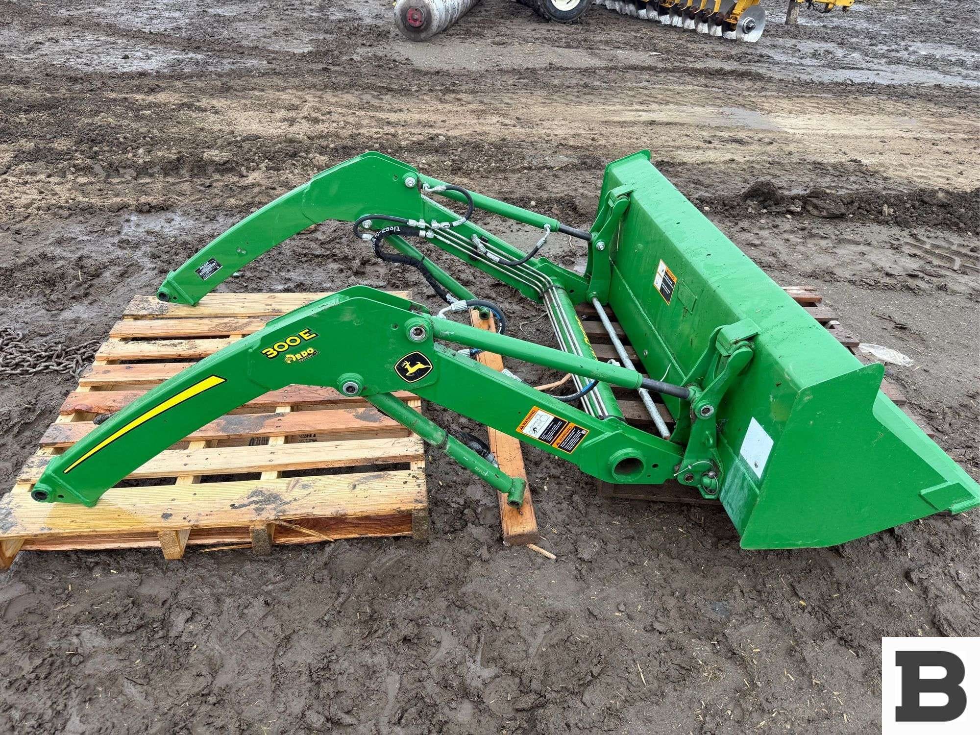 John Deere 300E Equipment Image0