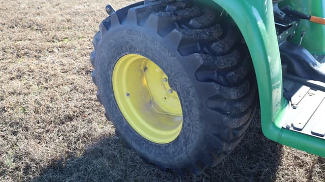 Image of John Deere 3025E equipment image 4