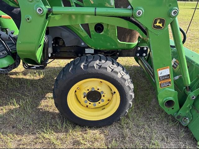 Image of John Deere 3025E equipment image 4