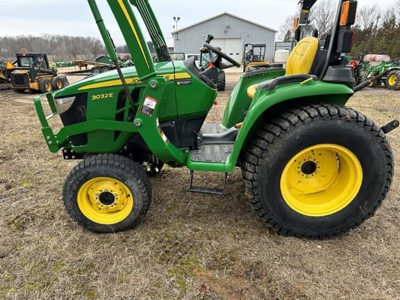 Image of John Deere 3032E equipment image 4