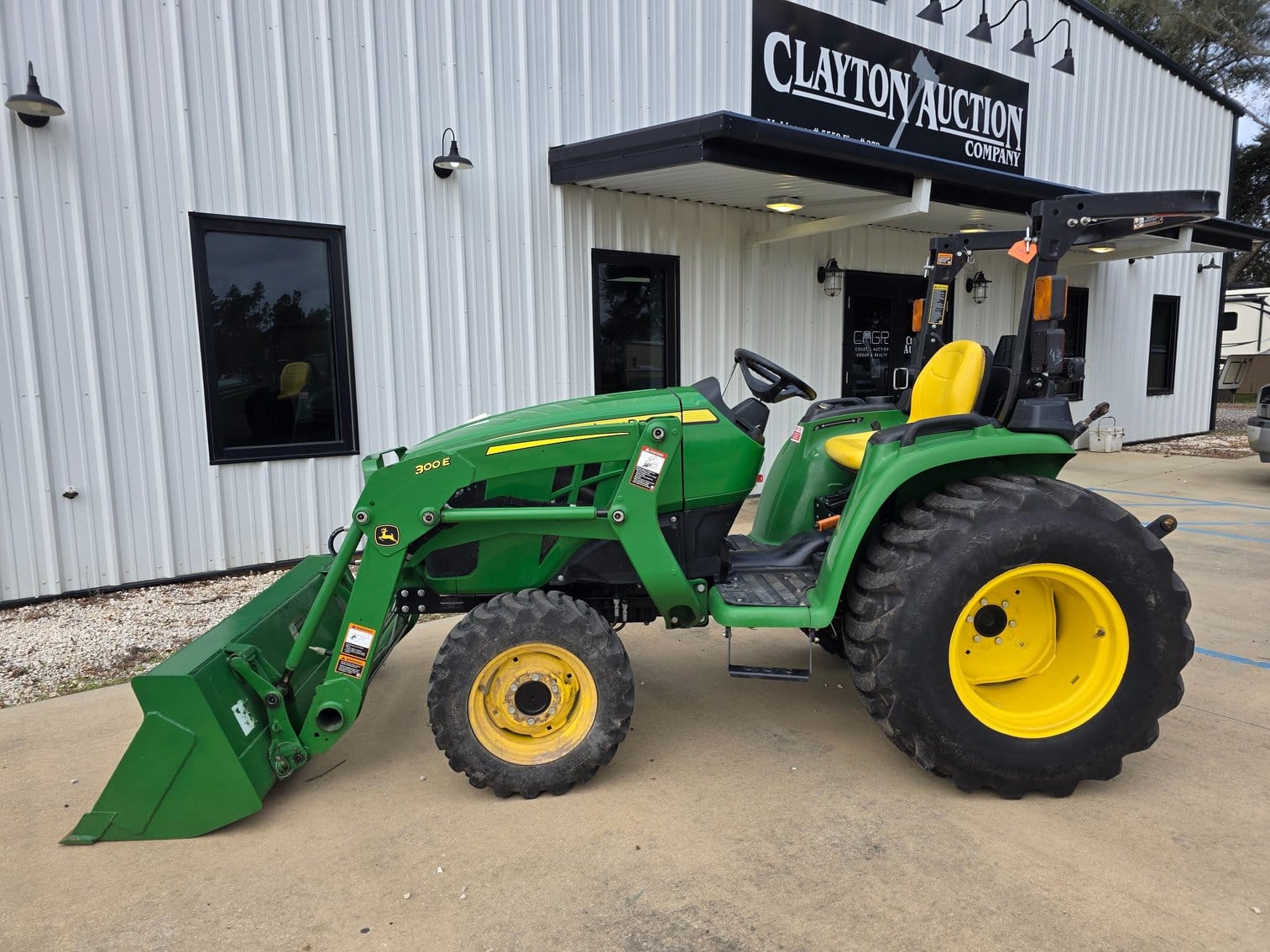 John Deere 3032E Equipment Image0
