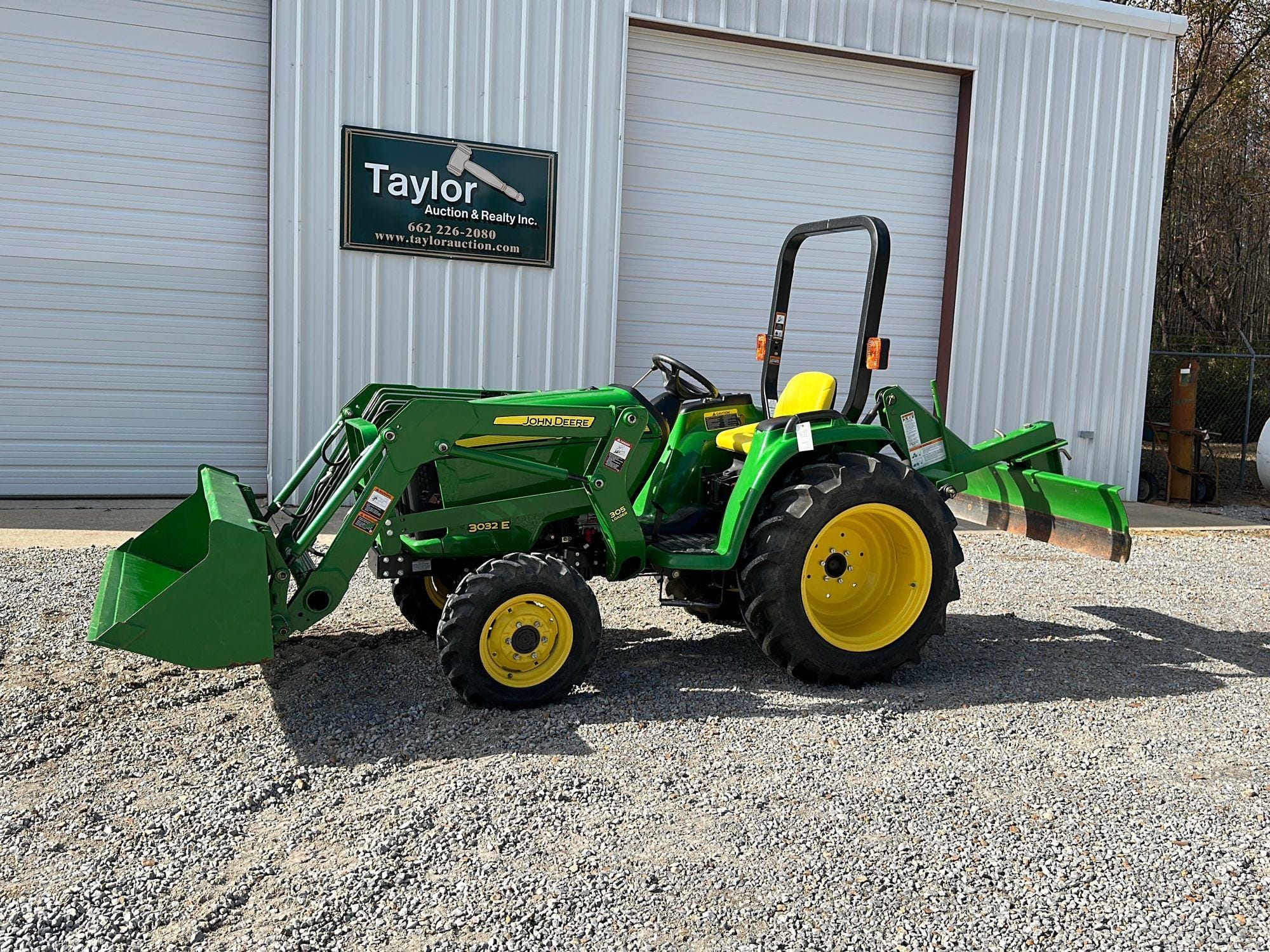 Main image John Deere 3032E