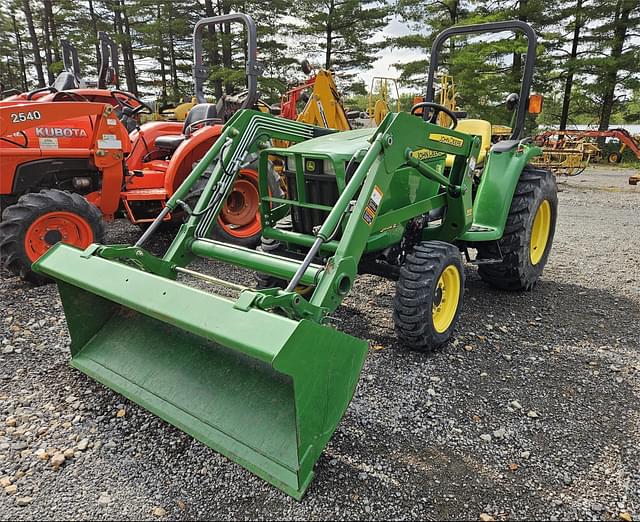 Image of John Deere 3032E equipment image 2