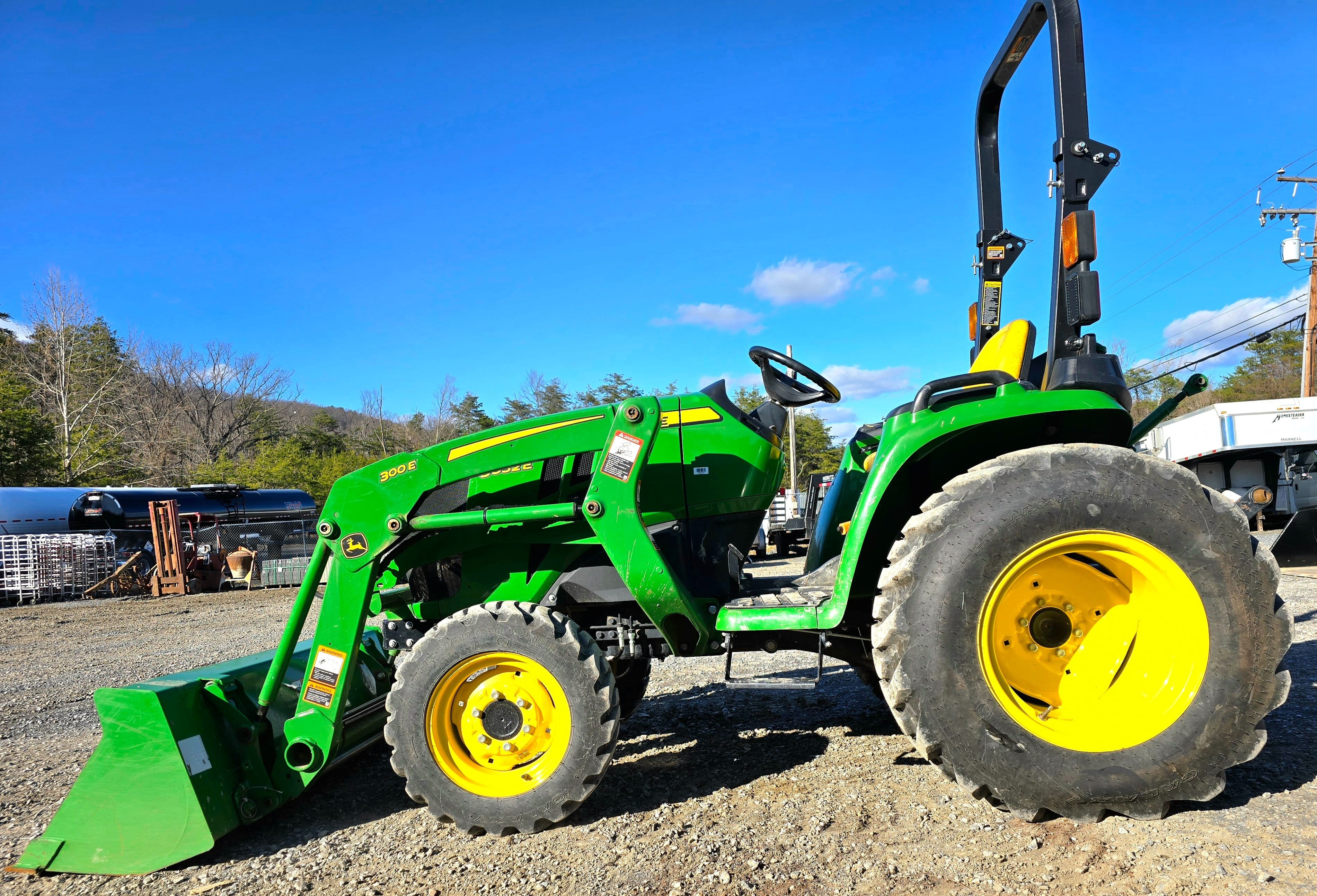 Main image John Deere 3032E
