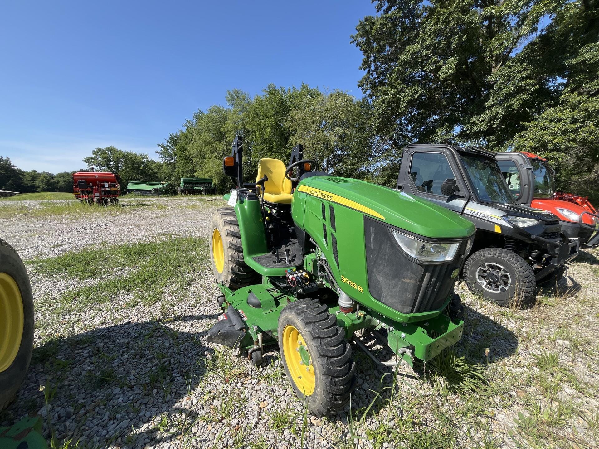 2015 John Deere 3033R Equipment Image0
