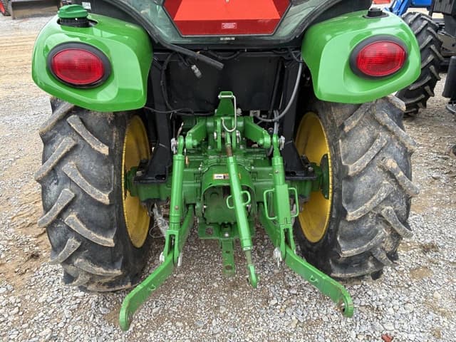 Image of John Deere 3033R equipment image 4