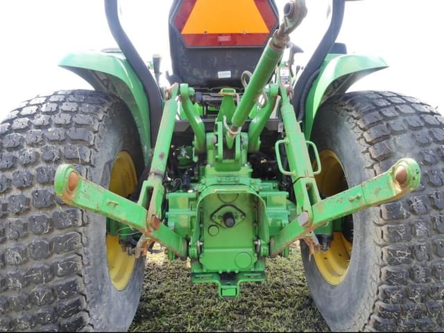 Image of John Deere 3033R equipment image 4