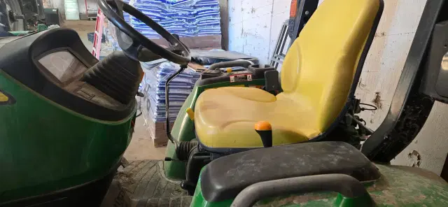 Image of John Deere 3033R equipment image 2