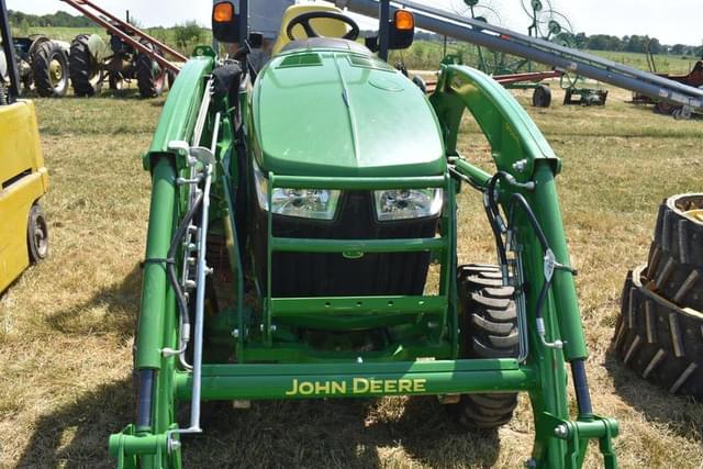 Image of John Deere 3033R equipment image 4