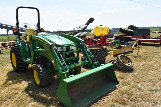 Image of John Deere 3033R equipment image 2