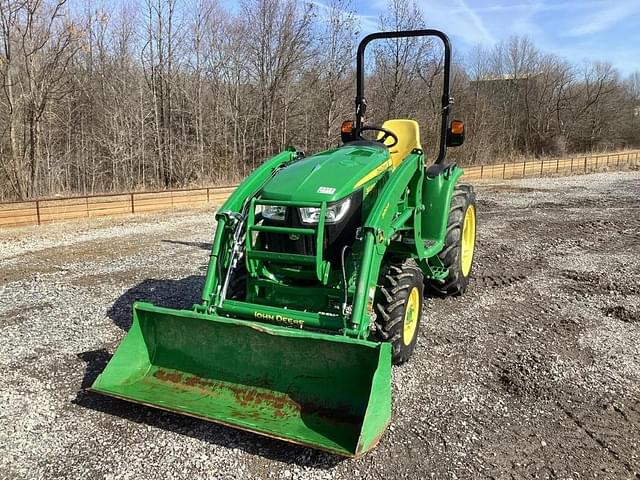 Image of John Deere 3033R equipment image 4