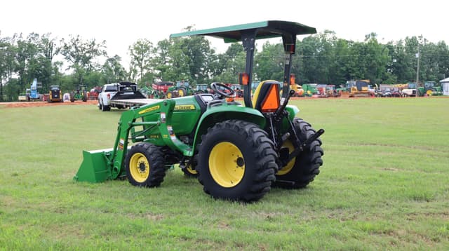Image of John Deere 3038E equipment image 3