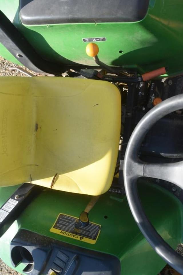 Image of John Deere 3038E equipment image 4