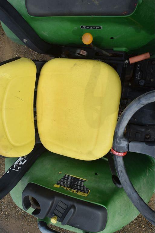 Image of John Deere 3038E equipment image 4