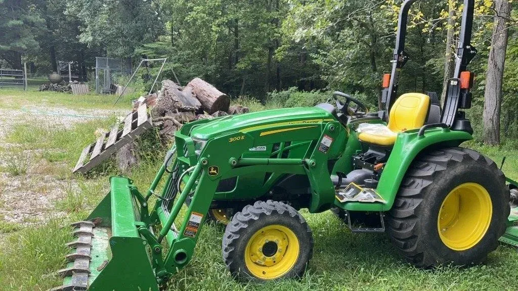 John Deere 3038E Equipment Image0