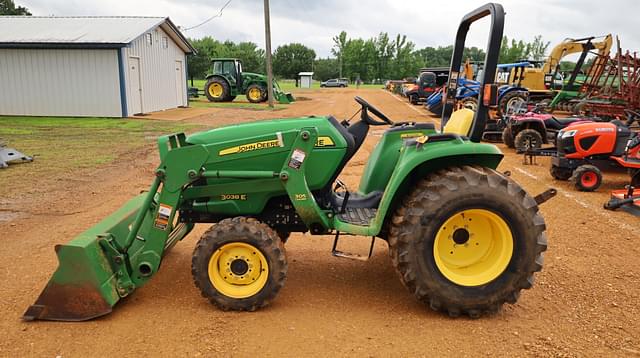 Image of John Deere 3038E equipment image 4