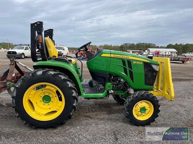 Image of John Deere 3039R equipment image 4