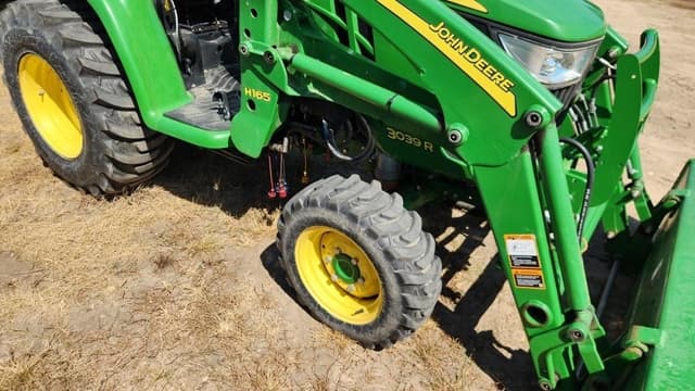 Image of John Deere 3039R equipment image 3