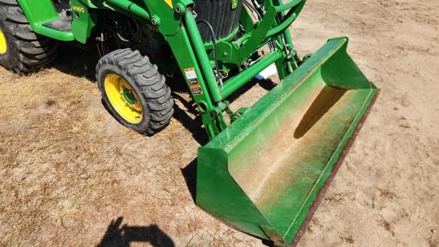 Image of John Deere 3039R equipment image 1
