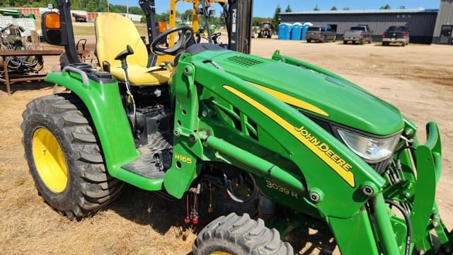 Image of John Deere 3039R equipment image 4