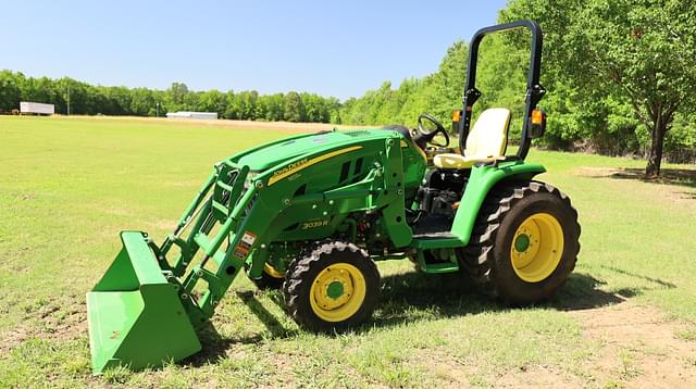 Image of John Deere 3039R equipment image 1