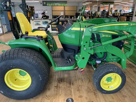 Image of John Deere 3039R equipment image 3