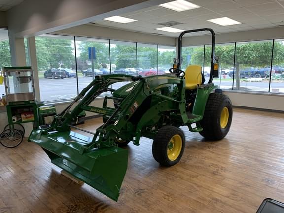 Image of John Deere 3039R equipment image 1