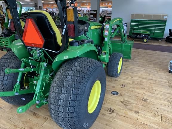 Image of John Deere 3039R equipment image 4