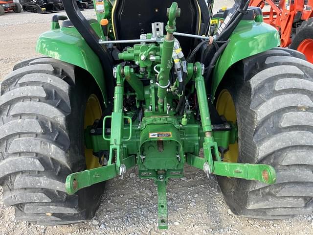 Image of John Deere 3039R equipment image 4