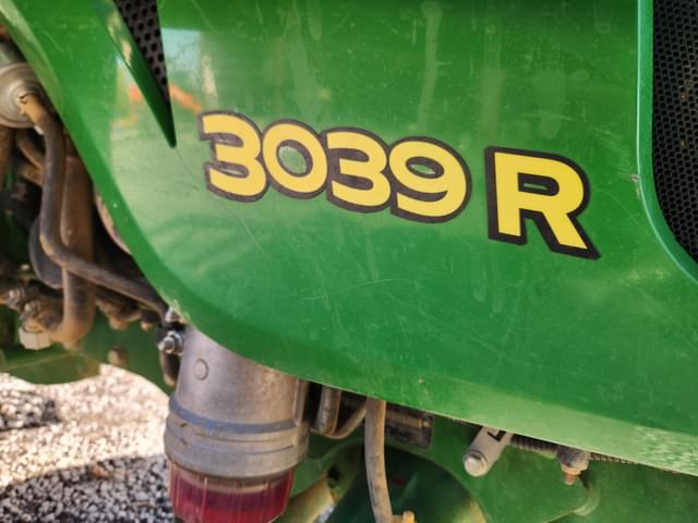 Image of John Deere 3039R equipment image 2