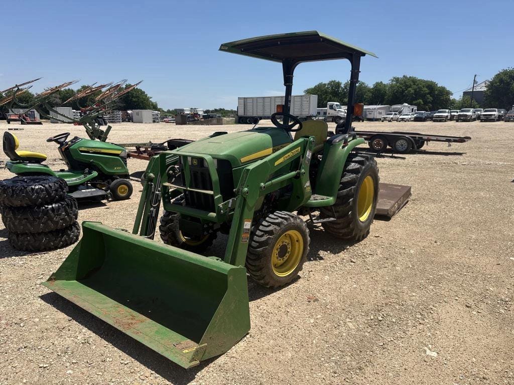 John Deere 3032E Equipment Image0